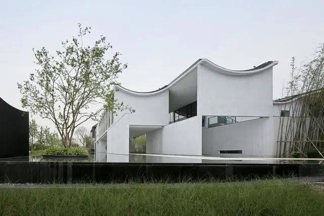 建筑的整体非常有设计感,把中式风格做的比较现代化,看建筑造型你不会