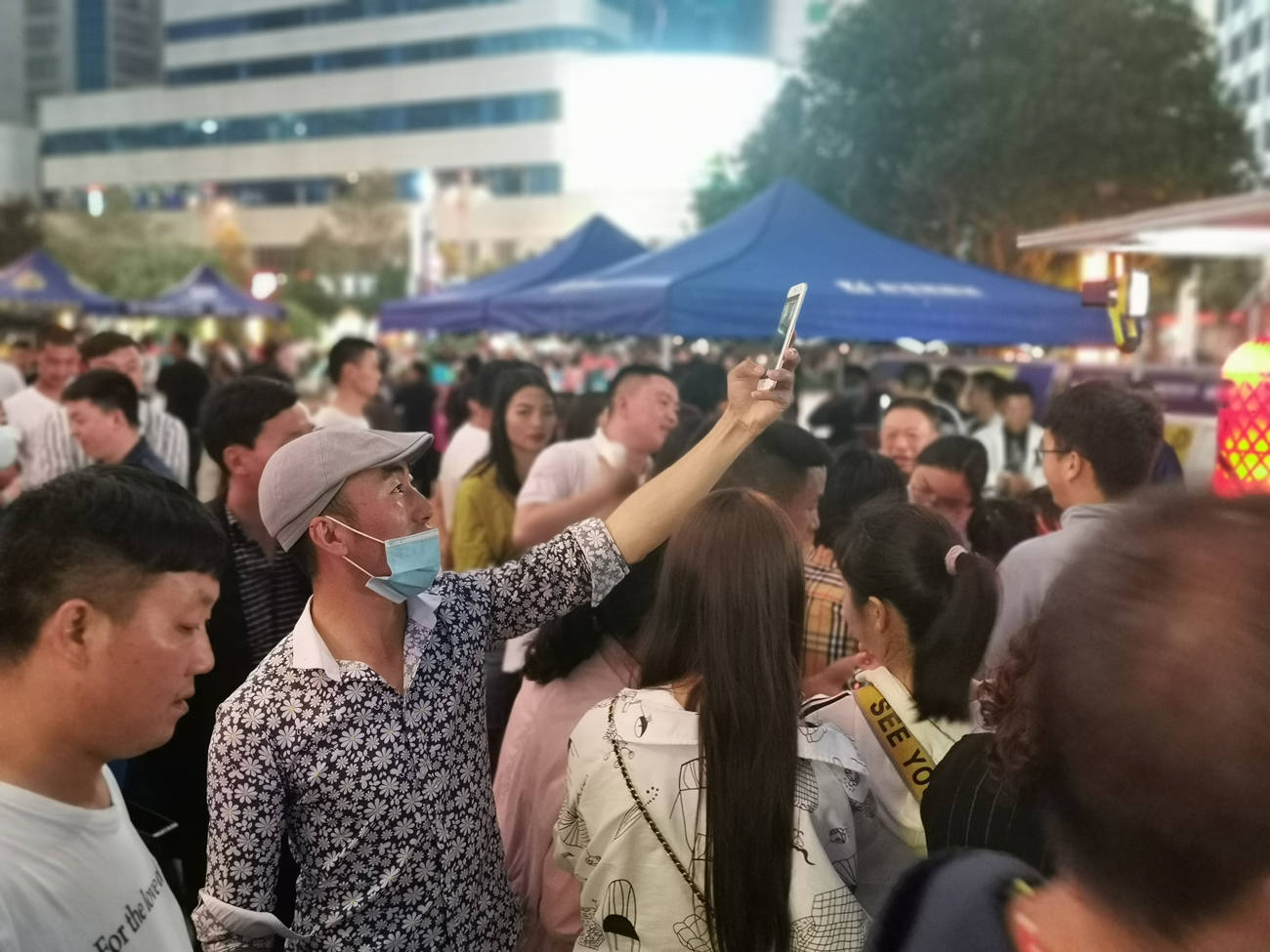 云南昭通街头人山人海只为喝一杯忘情水