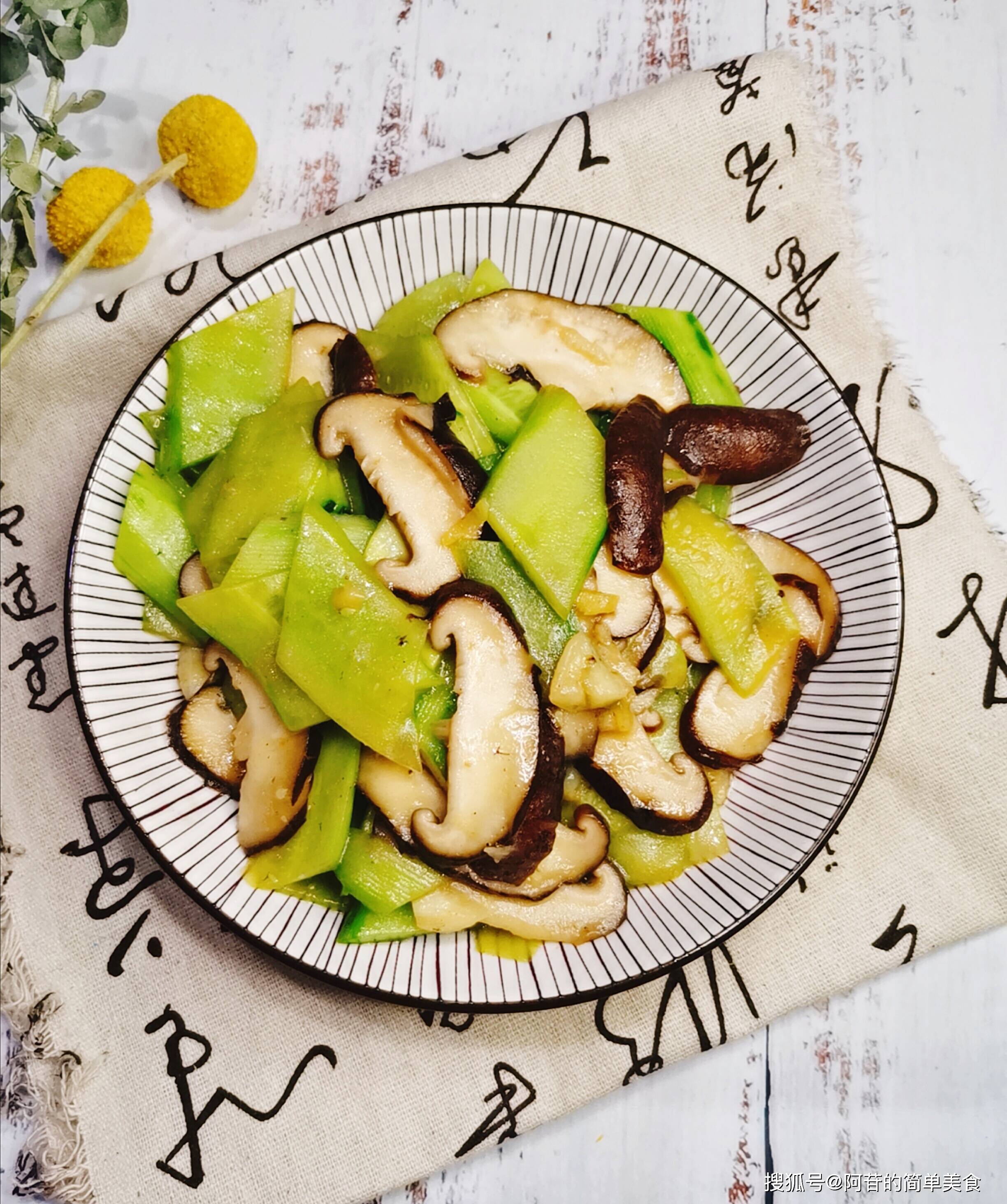 原创黄瓜别老吃生的,熟吃更加养脾胃,加点香菇来搭配,好吃又好看