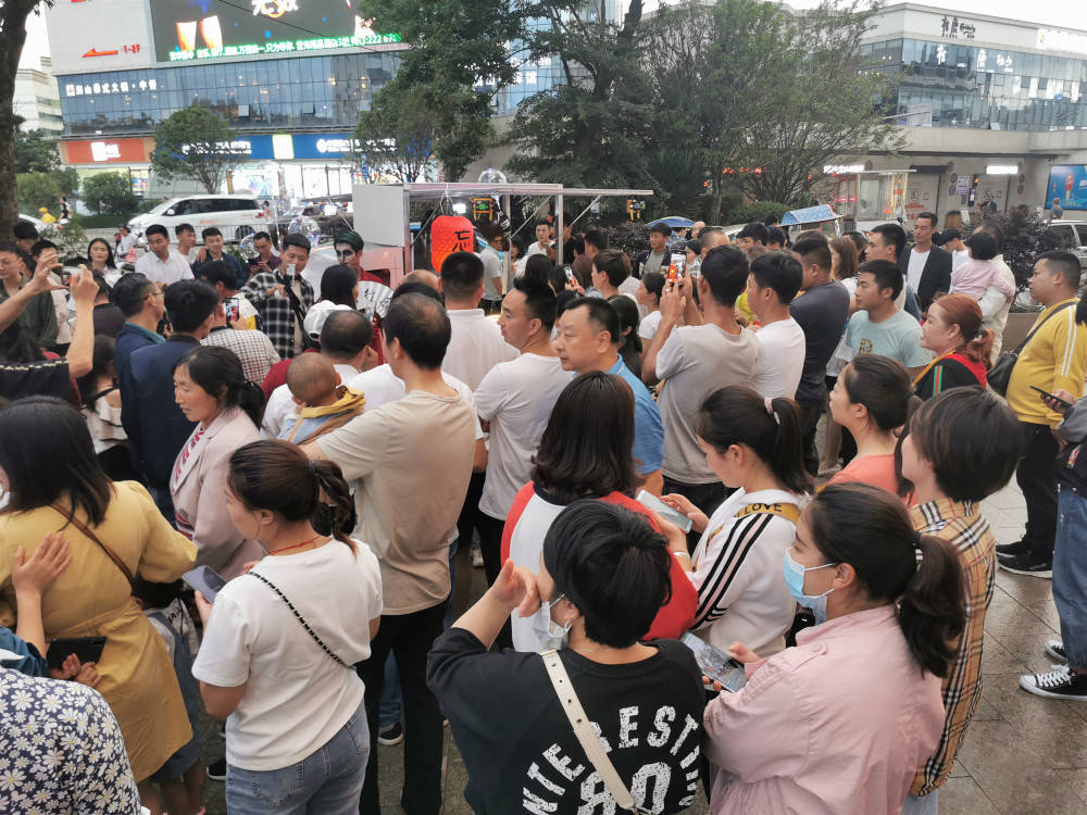 云南昭通街头人山人海只为喝一杯忘情水