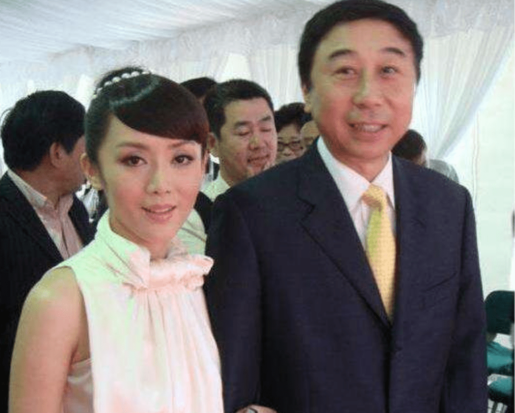 原创62岁冯巩被老婆嫌弃许久结婚纪念日老婆却抱怨忍了你38年