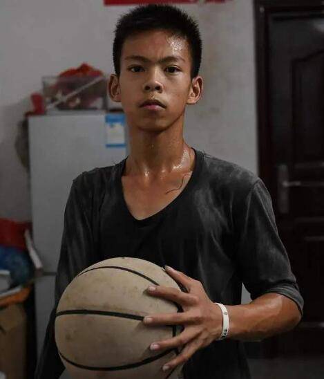 独臂男孩张家城,未必是男篮的未来,但绝对是中国少年应有的样子_广东