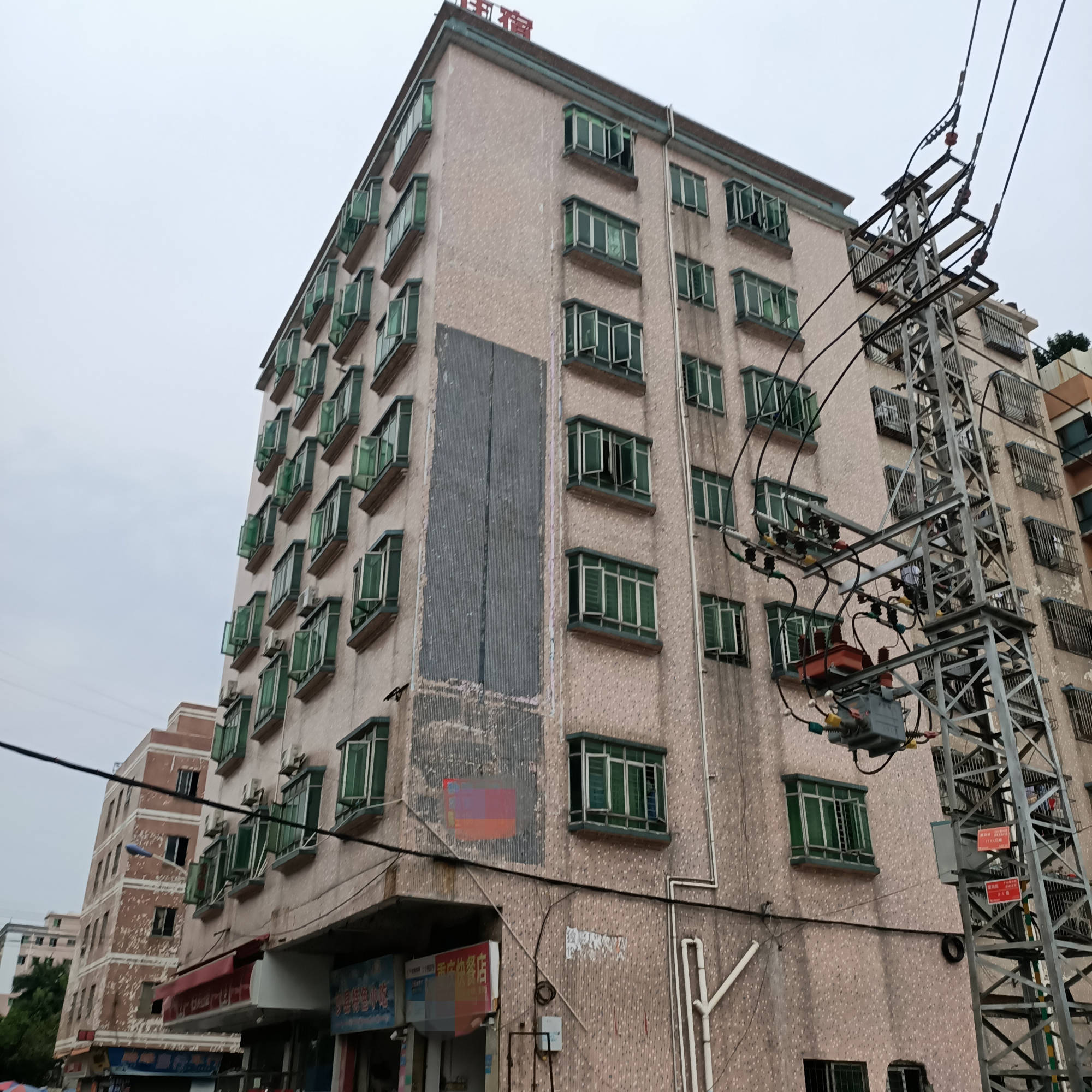 东莞城中村出租屋没人租,网友:以前500块不愿租,现在留给自己_房东来