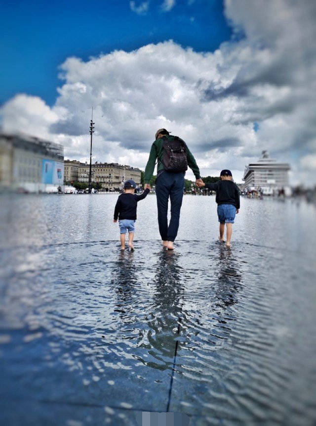 李佳晒老公儿子庆父亲节,靳东手牵俩儿子,三人光脚玩水超有爱_背影