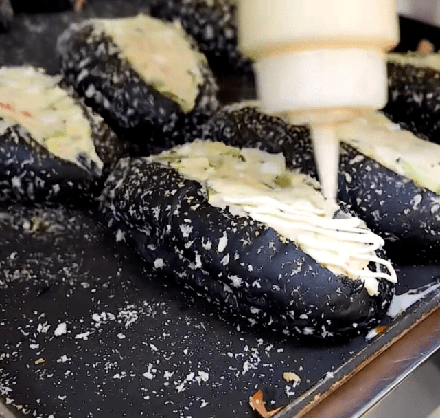 原创外国街头的墨鱼汁汉堡,放在托盘上都找不到在哪,妥妥的网红美食