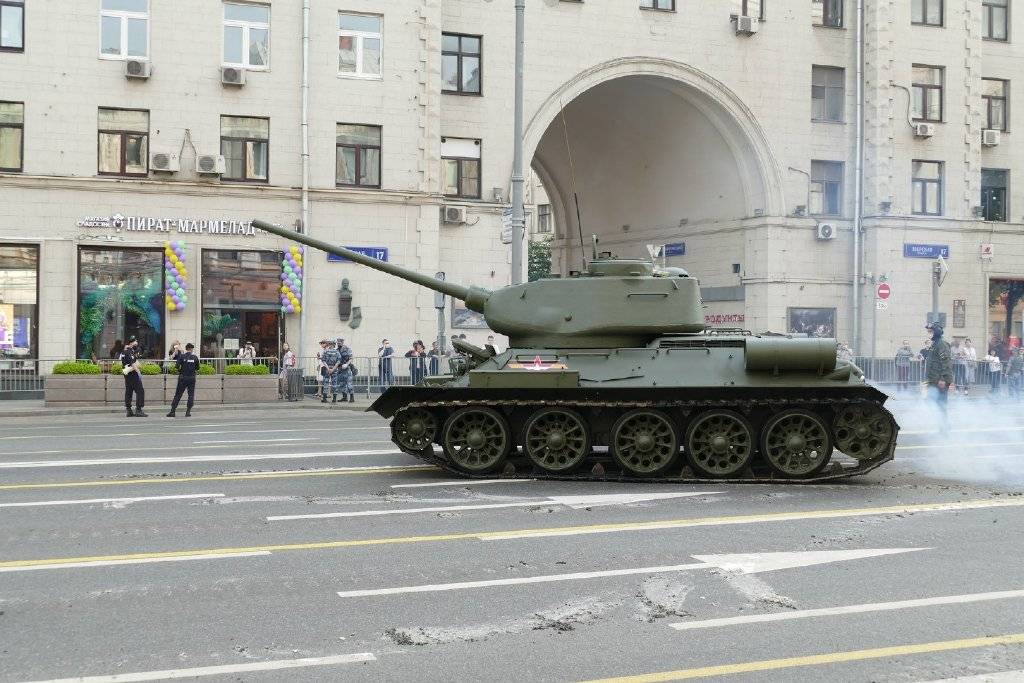红场阅兵重型装备集结:t34最惹眼
