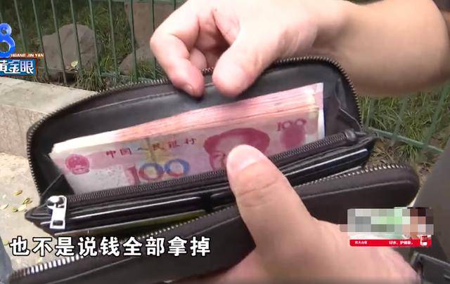 原创男子到浴场洗澡包里6000块钱少1200负责人建议他报警