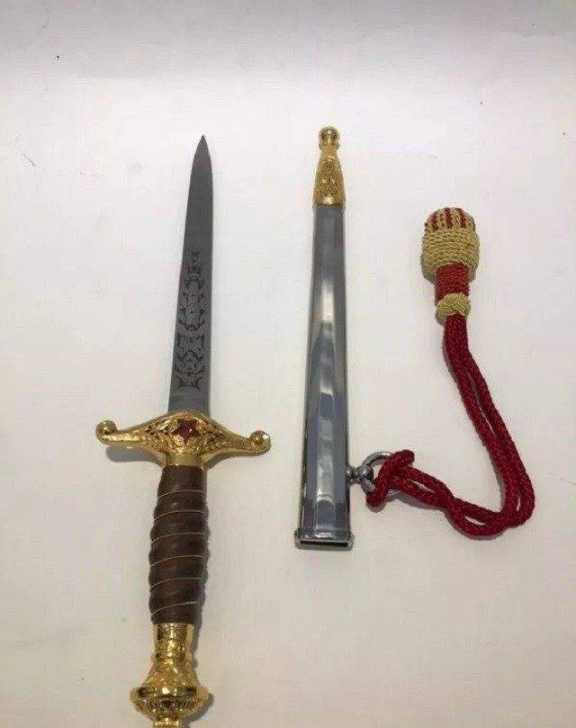 海之剑:这是把钛钢佩剑.