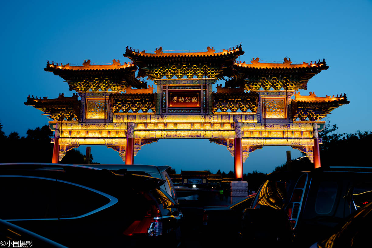 夜色下的牌坊