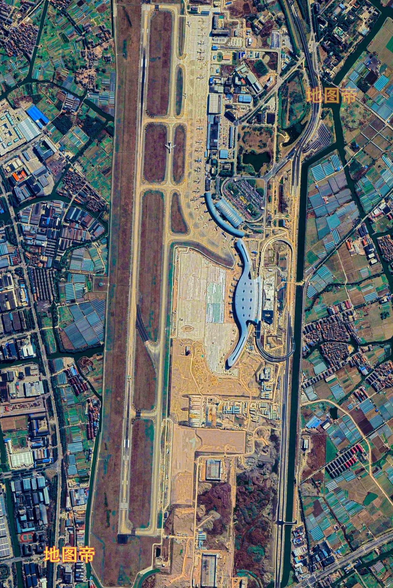 宁波栎社国际机场位于浙江宁波海曙区,距市区约12公里,为4e级民用机场