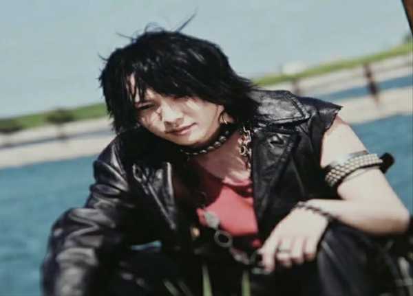 迪迦奥特曼的最强人间体,阿姆伊,在假面骑士剑中饰演黑桃k,拥有绝对