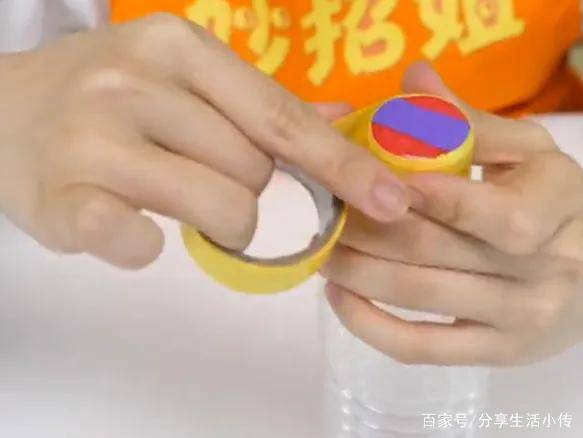 当挤压塑料瓶后,瓶内气压增大,挤开气球膜,空气进入气球