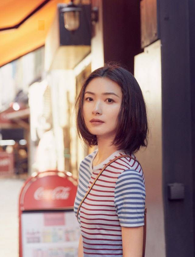 万茜真的有38岁?看她穿条纹裙配匡威,分明就是个20岁女孩