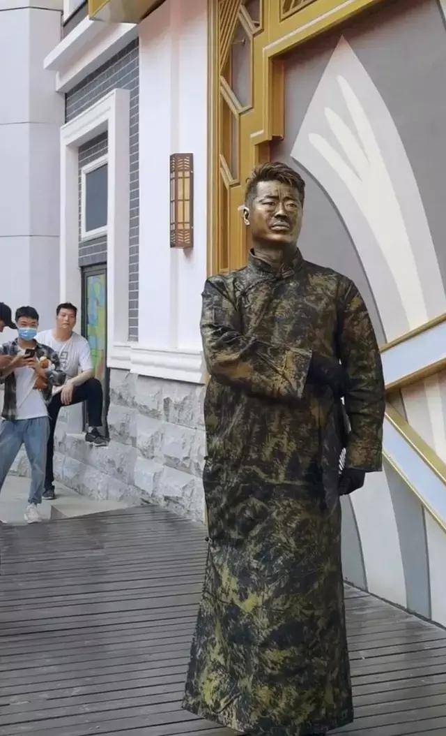 铜人被美女秋波火遍九州大地