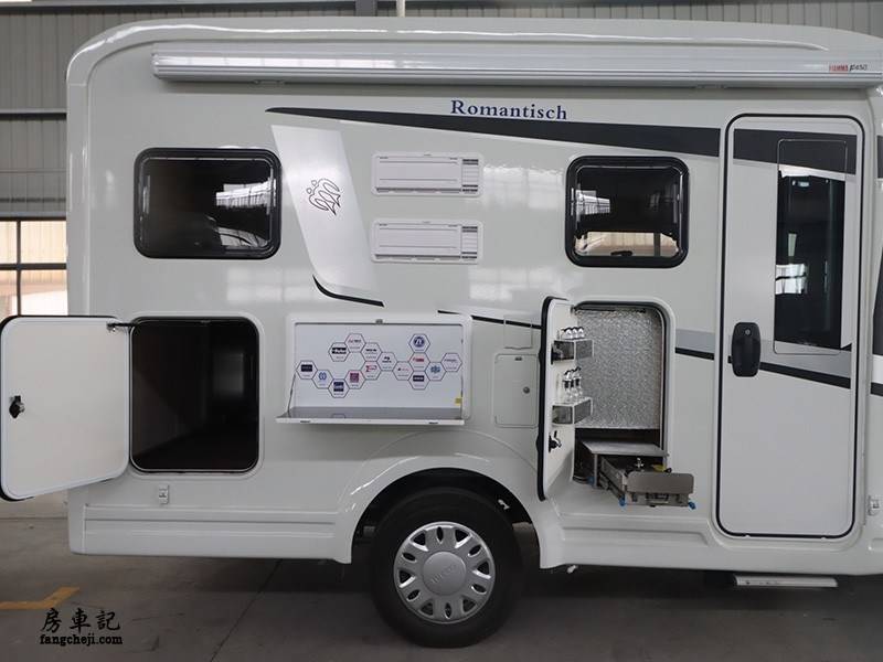 你一定会爱上它的精致内饰功能强大卫航罗曼特斯t型房车
