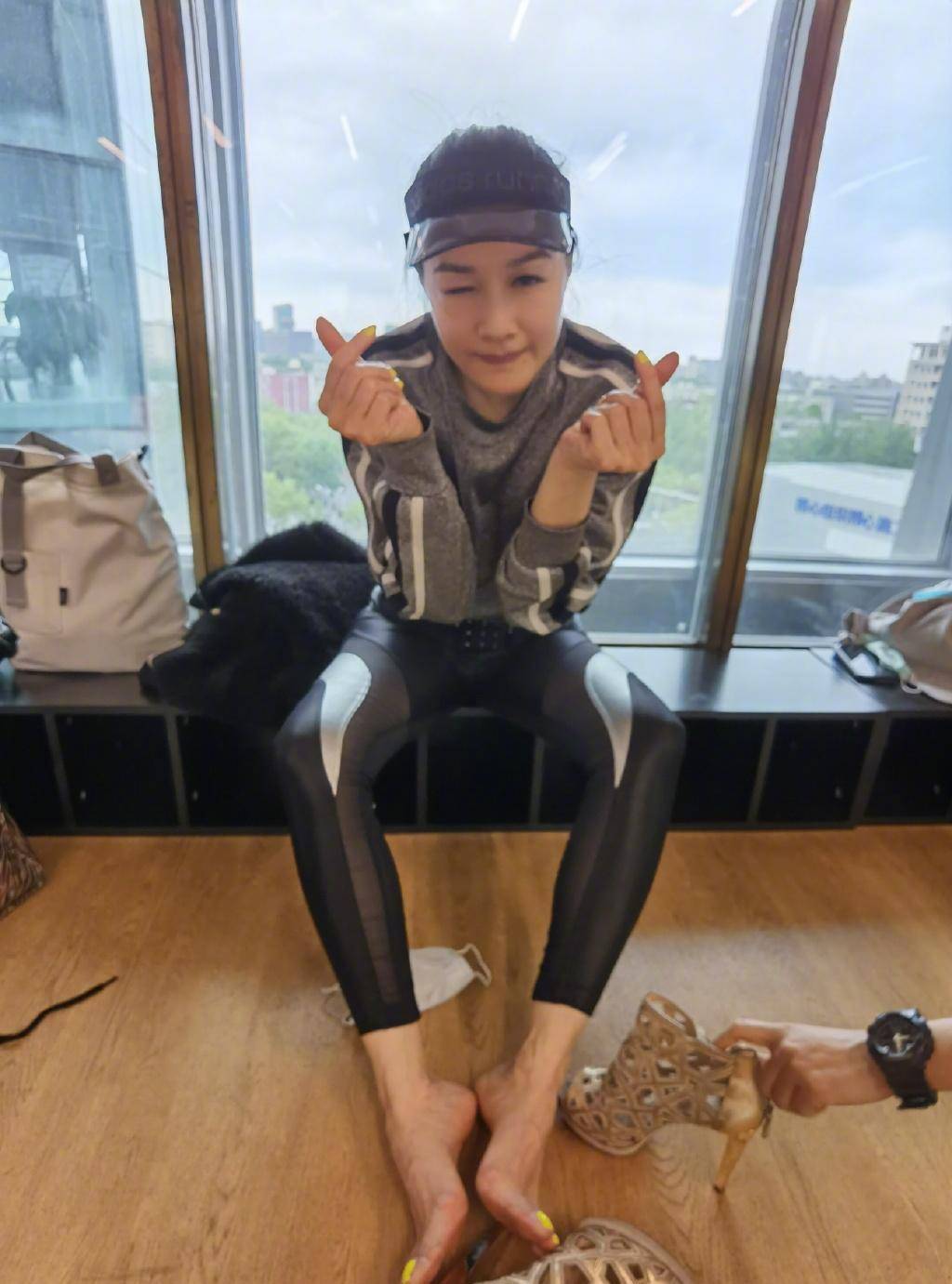 原创钟丽缇也是拼,穿12厘米细高跟"健身",看到脚网友都心疼了