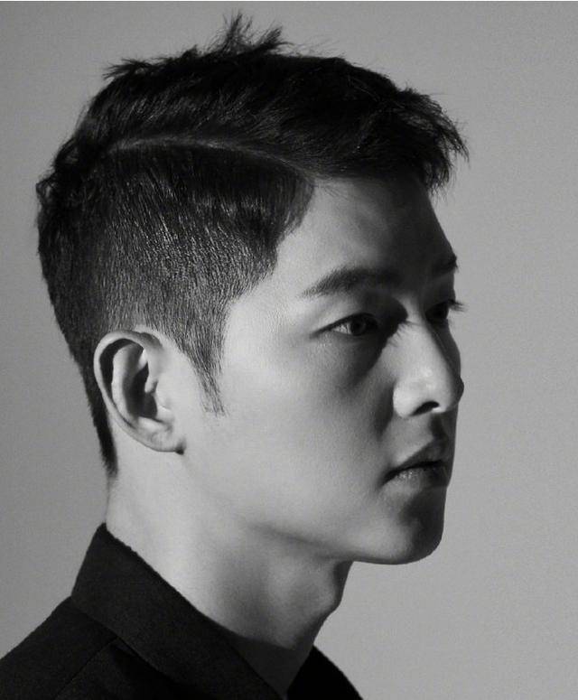 尽管是镜头拉近,宋仲基的侧脸线条,也是非常的完美,挺翘的鼻梁格外的