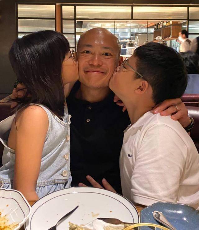 别嘲李嘉欣了,她侄媳妇晒家庭合影,每月生活费还没李嘉欣多