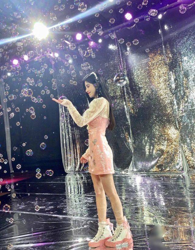 原创 鞠婧祎宛如仙女下凡!粉色短裙配蕾丝衬衫秀"漫画腿",美到发光