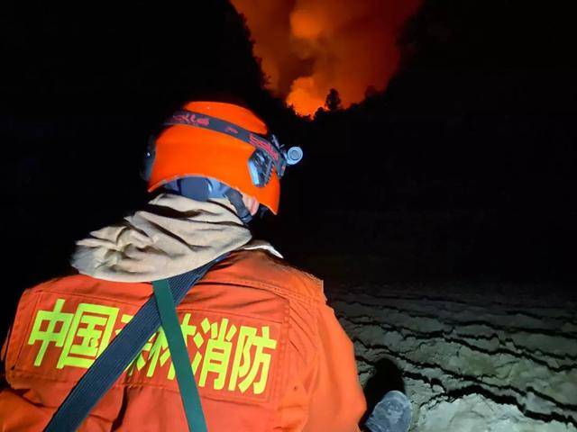 最多的是他俯身辛苦工作的背影,也折射出他作为一名普通消防员兢兢业