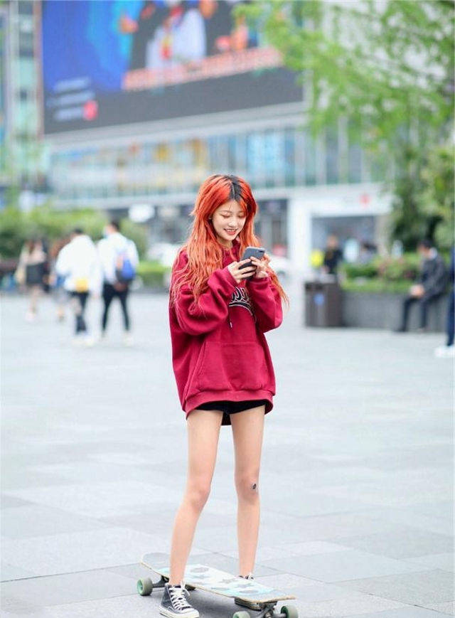 原创街拍美女选择了一件白色的短款打底衫展现清新的美感