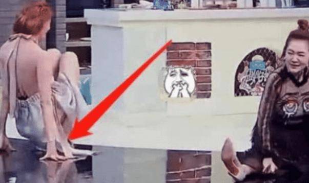 节目上穿裙子大秀一字马,看到地板的反光后,辛苦清洁阿姨了_姐姐