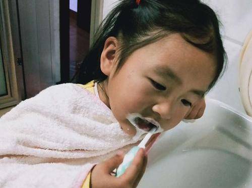 salove深爱u型牙刷丨早晚刷牙保护儿童口腔健康!