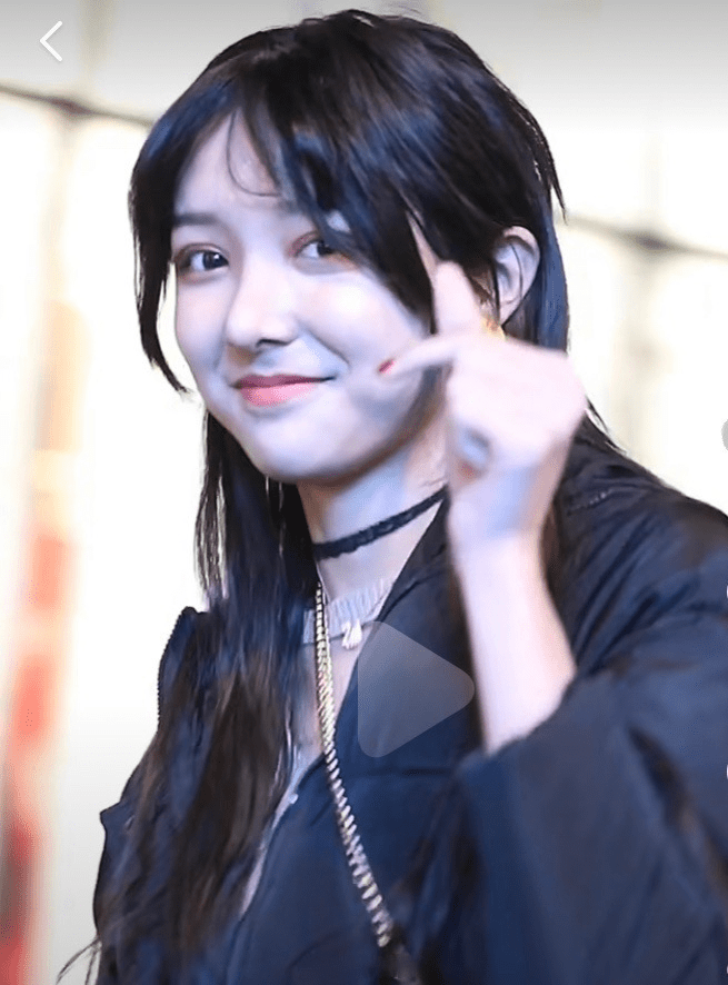 艾比离开滤镜被抓拍,本人真实长相流出,看清样子后网友:这是同一个人?