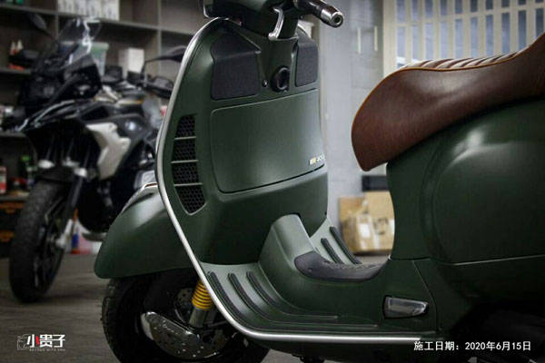 骑上改色哑光军绿色比亚乔踏板小摩托,更加英姿飒爽_手机搜狐网