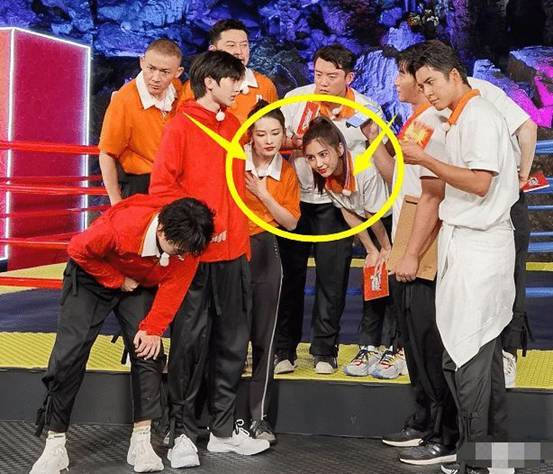 衣服领口太大,导演却要求弯腰拍照,李沁baby做法就是已婚单身差距