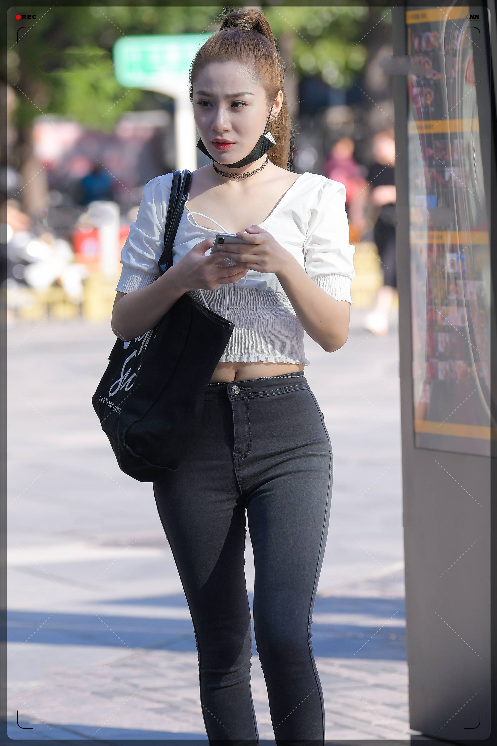 白上衣,搭配简单黑色牛仔裤,高马尾,时髦又洋气