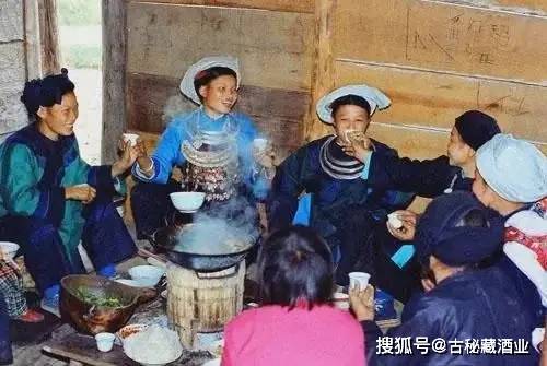 叫做《管你喜欢不喜欢也要喝》:"阿老表,端酒喝;阿表妹,端酒喝