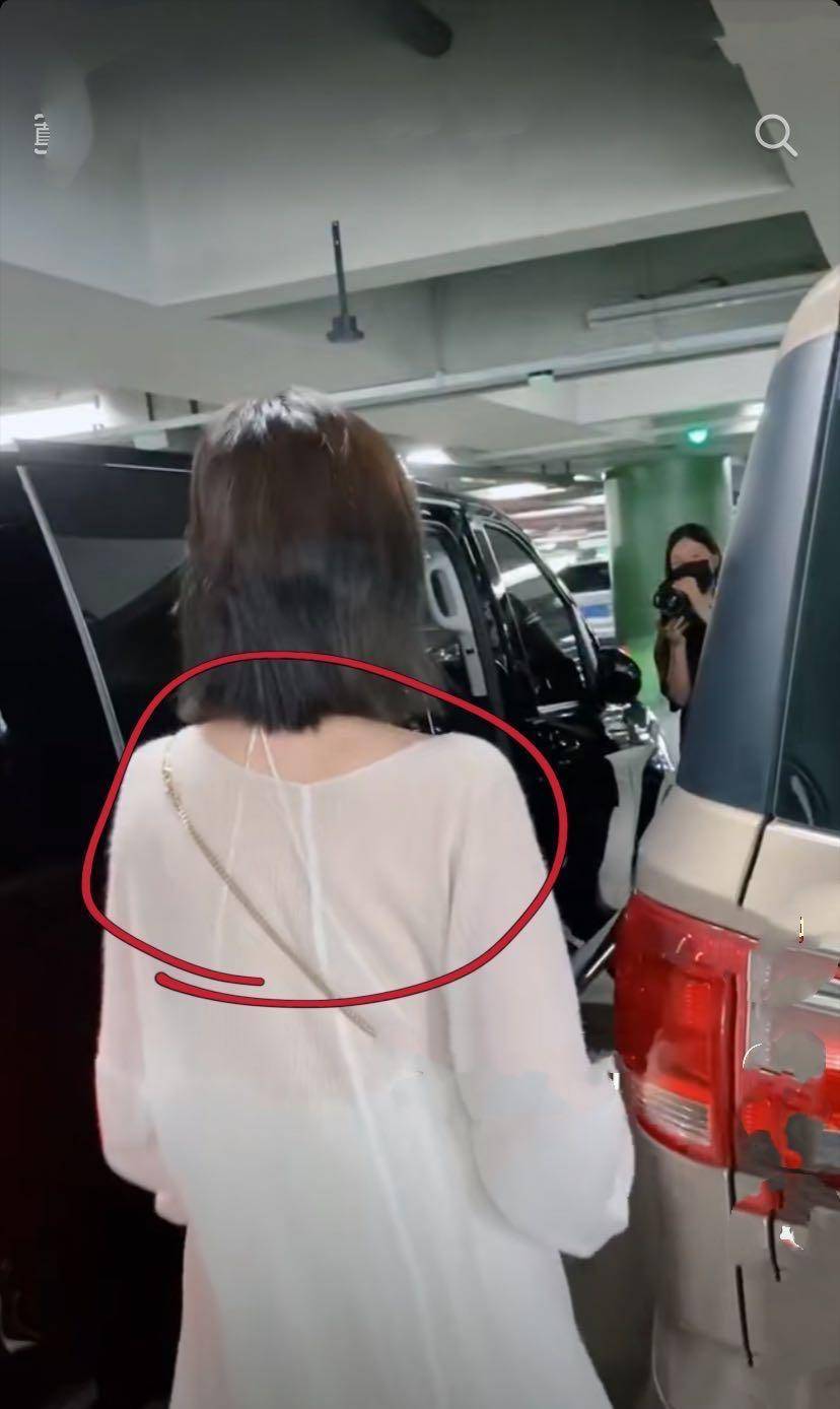 乔欣甩掉"乖乖女"包袱!机场衣服意外滑落太尴尬,转身时后背亮了