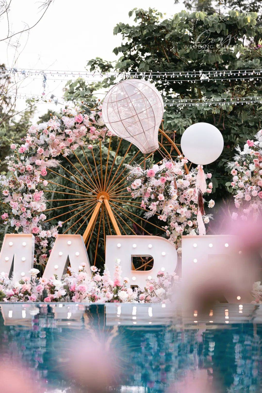 误闯粉红摩天轮仙境,粉色浪漫求婚现场,一场庭院泳池求婚