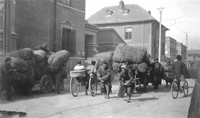 老照片,清朝光绪年间天津皮革厂工人的生活状况