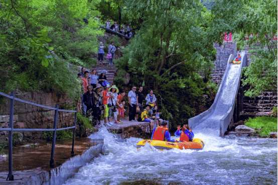 天河山的漂流因落差大,水流急,惊险刺激,被誉为"中国情侣第一漂".