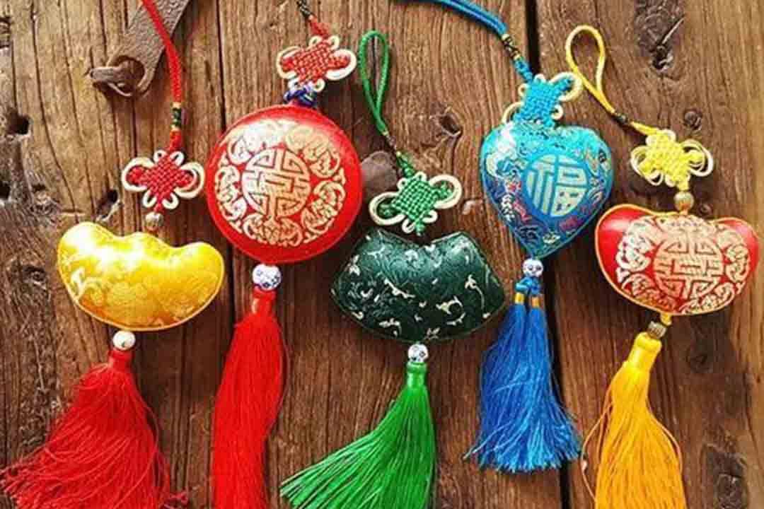 端午节是中国传统节日,民间流传有很多习俗,除了人们熟知的吃粽子,划