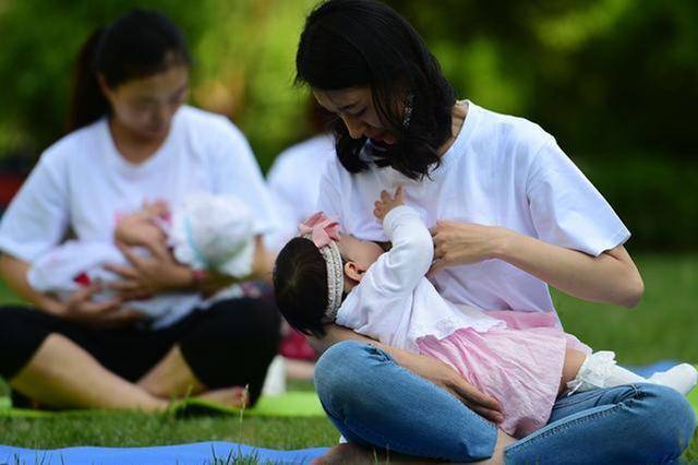 孩子吃母乳真实图片