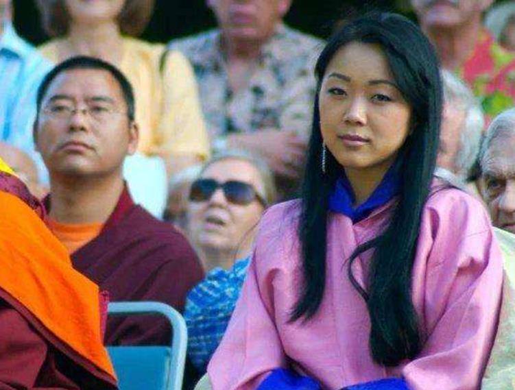 原创不丹5位公主罕见同框都是丹凤眼好惊艳佩玛王后都黯然失色