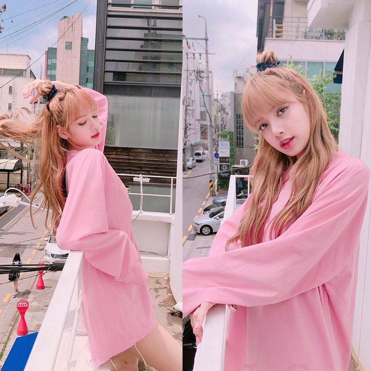 再扎个丸子头扎发,完美演绎出她的青春气质,太美了吧,身穿粉色调的长