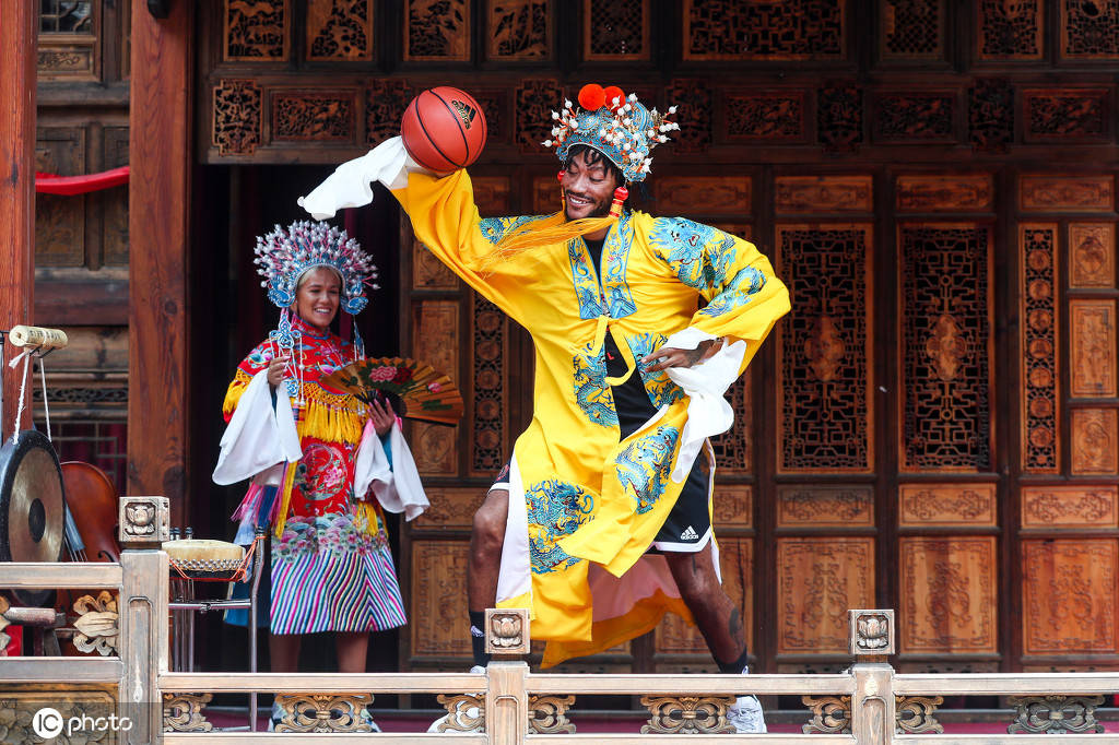 组图:那些有中国行的夏天!罗斯唱戏汤普森戴草帽