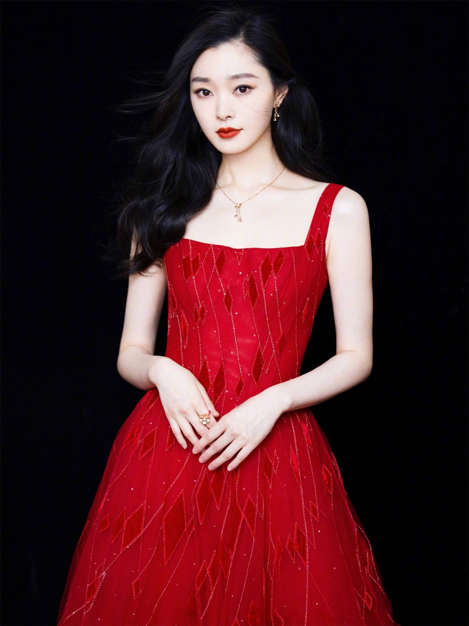 去当演员等等,而今天的端午节演员宋轶则是体验了一把主持人的感觉