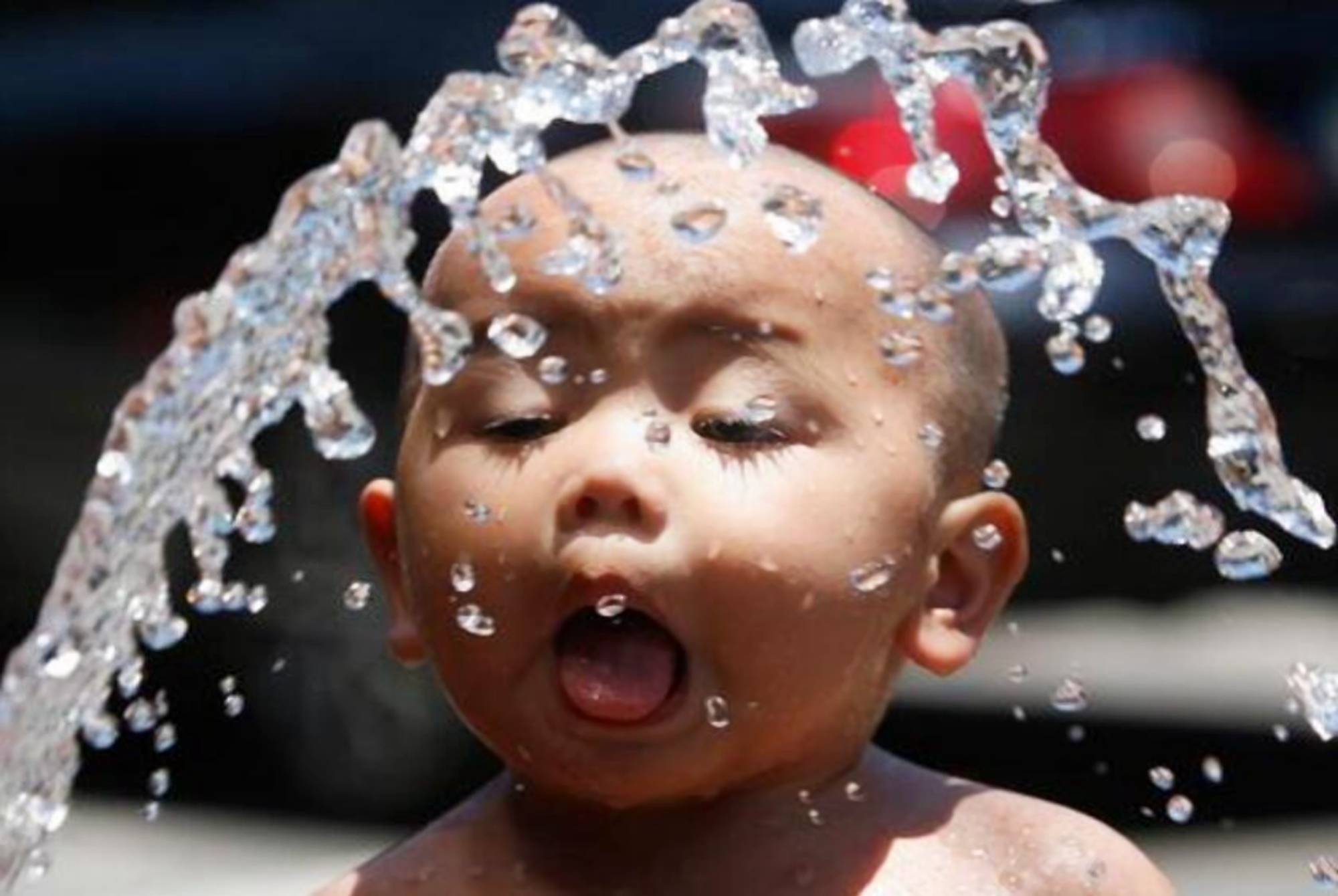 奖励 当宝宝喝完水后,宝妈要对宝宝说:" 你真棒,爱喝水的宝宝是好孩子