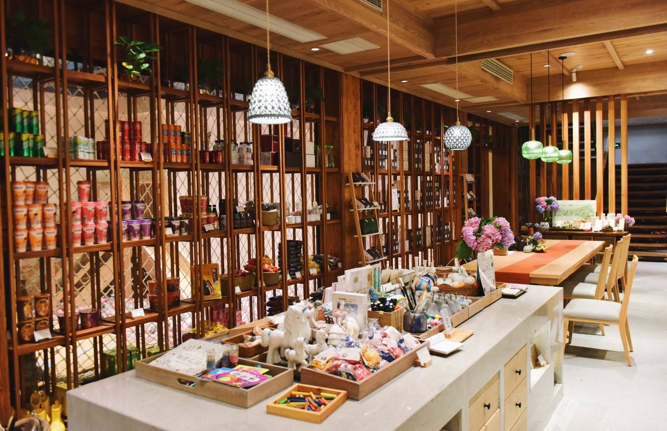 后方是一个"杂货铺",艺术气息也特别的浓厚,纯白墙壁搭配原木书架