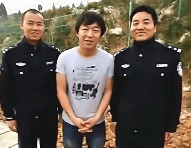 原创与警察合影别乱站黄渤薛之谦错误示范马云撒贝宁太机智了