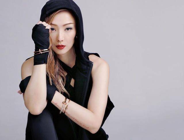 展现坚强,力量及独特个性!郑秀文sammi演绎刚柔并济的时尚女性