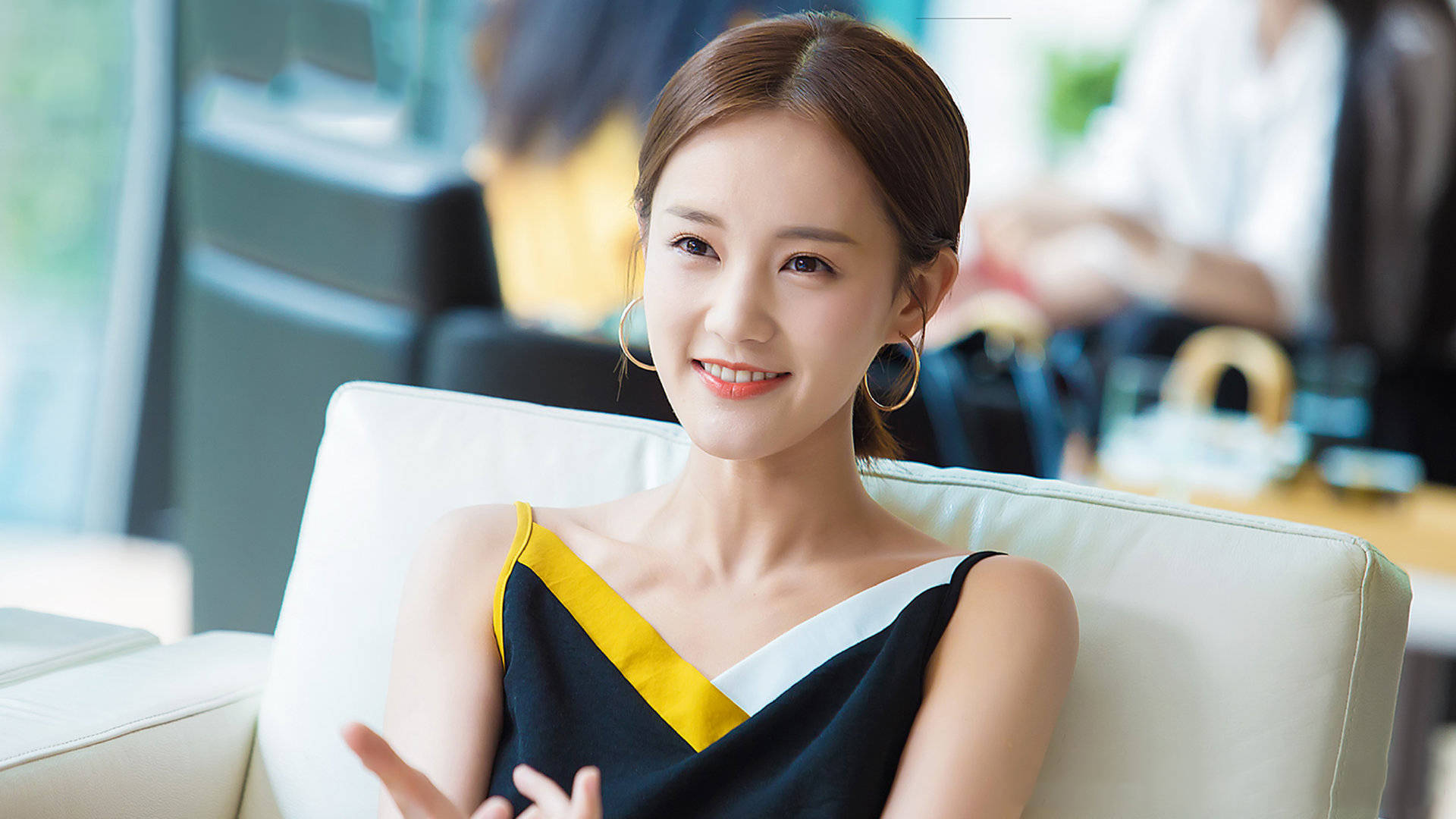 李一桐在剧中演绎年轻服装设计师"夏可可",大胆尝试百变造型,前卫服装