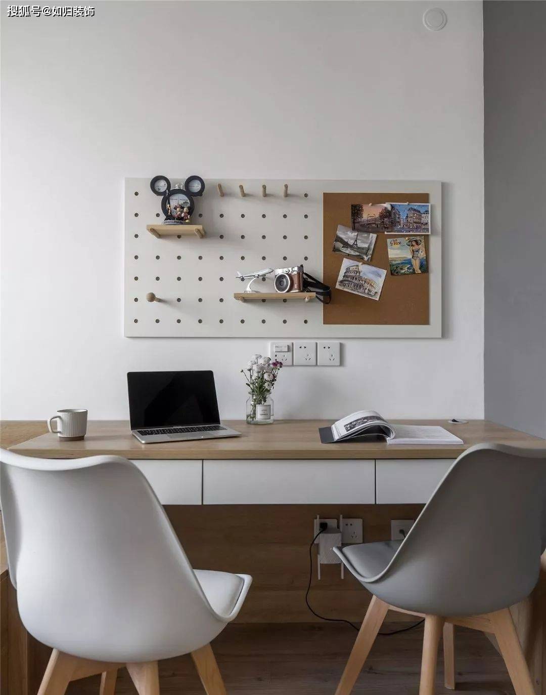 书房双人位书桌,墙上的洞洞板颜值非常高.