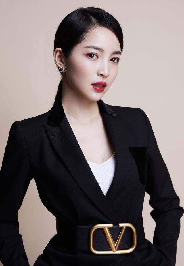 最美台球裁判气场不输潘晓婷,开直播上演换装秀,观众大饱眼福!