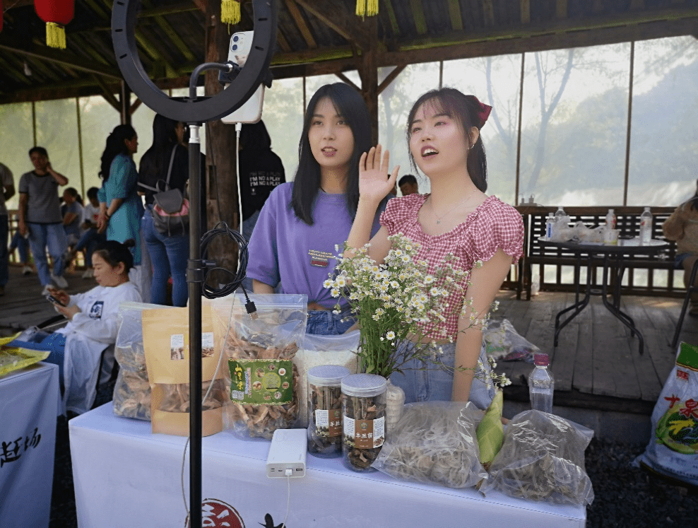 他們把綠水青山搬進了網絡直播間——遊苗鄉,品美食 ,助力彭水鄉村